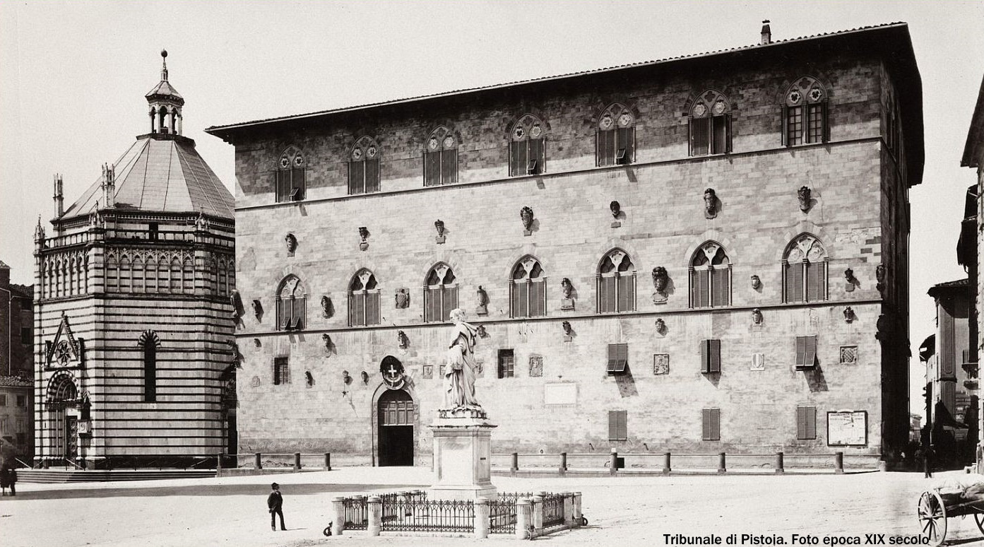 Il Tribunale di Pistoia in una fotografia d'epoca del XIX secolo