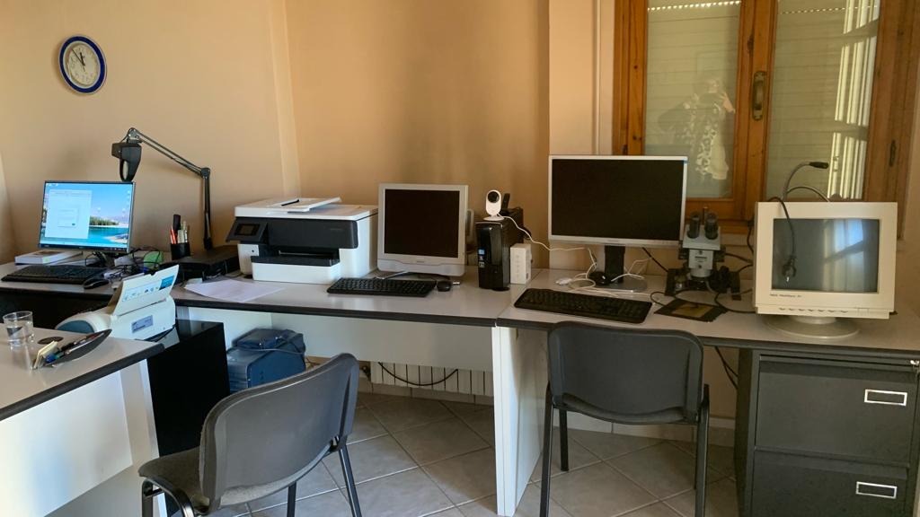 La postazione di lavoro con la strumentazione peritale dello studio