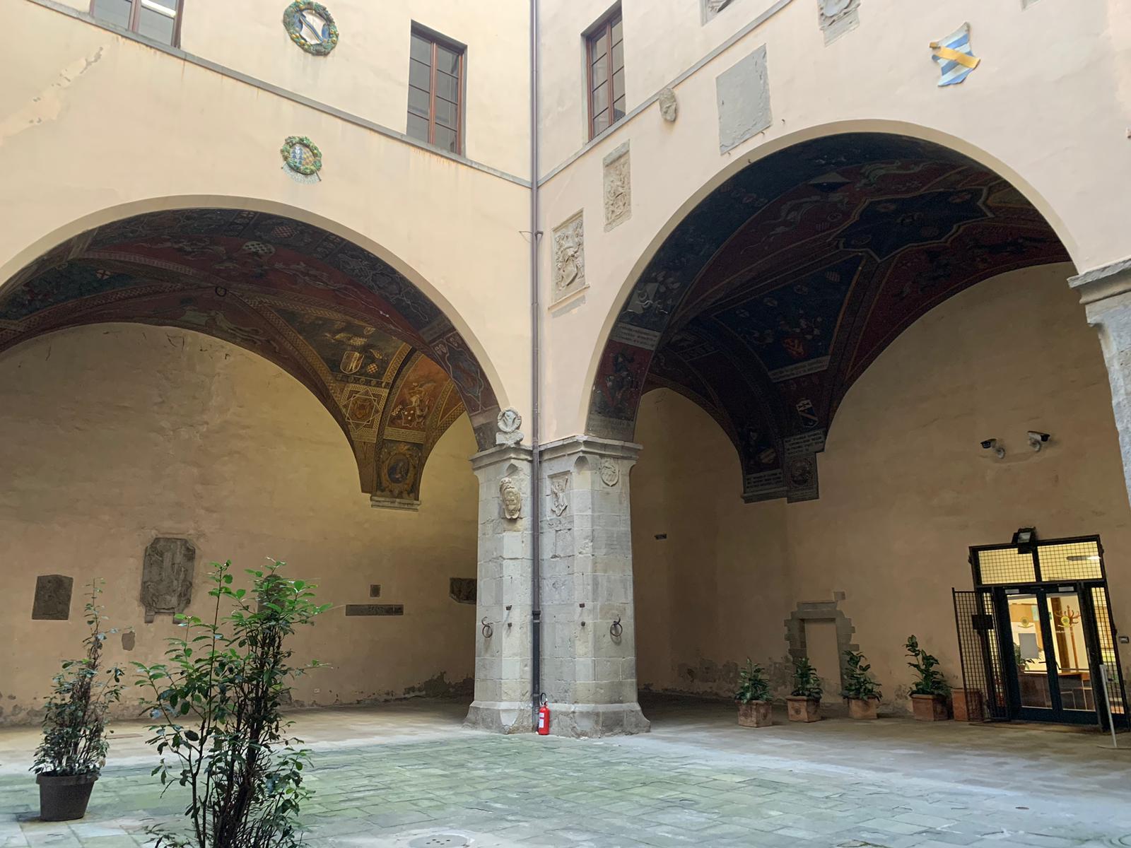 Il cortile interno del Palazzo di Giustizia di Pistoia