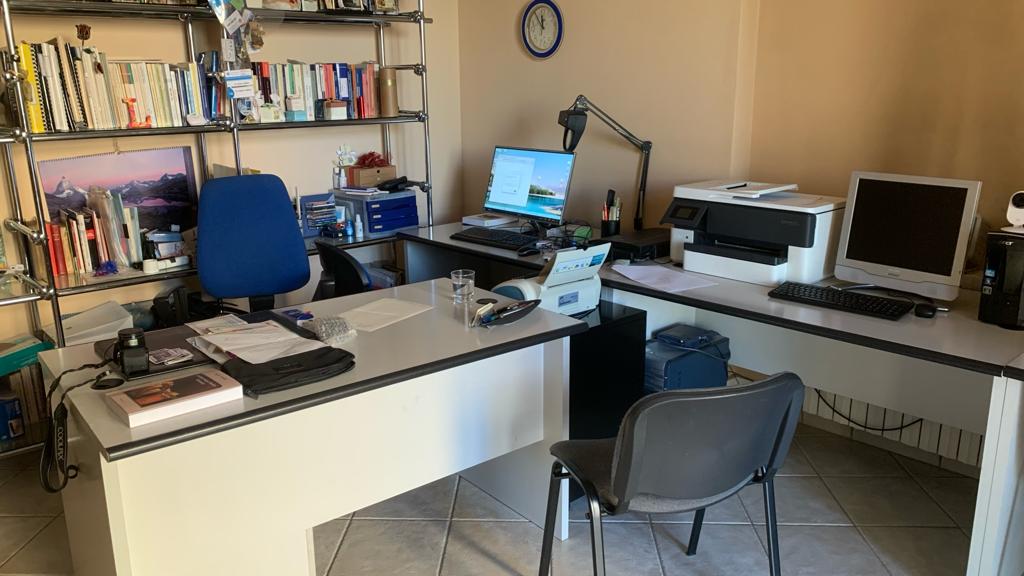 L'interno dello studio di grafologia giudiziaria ad Agliana